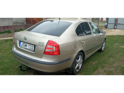 SKODA OCTAVIA 1.6 FSI Elegance