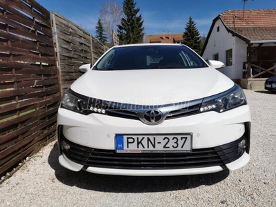 TOYOTA COROLLA Sedan 1.6 Active Trend+ FRISS MŰSZAKIVAL ADOM ÁT! Téli-nyári gumi szett. váltózár!