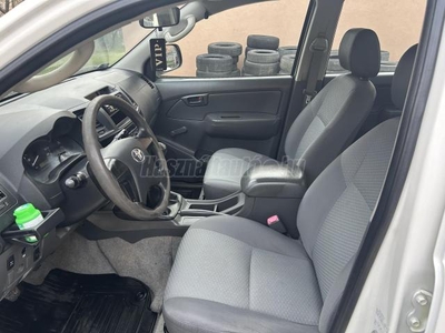 TOYOTA HI LUX Hilux 2.5 D-4D 4x4 Double Comfort AC