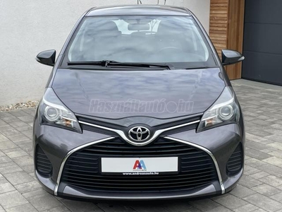 TOYOTA YARIS 1.0 VVT-i Live / 122 E. KM / TOLATÓKAMERA / GYÁRI FÉNYEZÉS / LEVEHETŐ VONÓHOROG