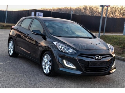 HYUNDAI I30 1.4i Business NAVI - Tempomat - ÜLÉSFŰTÉS - kamera - 4x elektromos ablak - SZERVIZKONYV