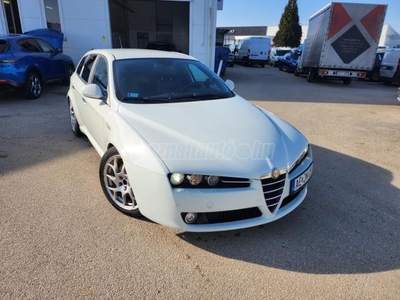 ALFA ROMEO 159 SW 1.9 JTD 16V TI GYÁRI TI FL! SZERVIZKÖNYV! ROZSDAMENTES! MAGAS FELSZERELTSÉG!