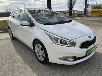 KIA CEE'D SW 1.6 CRDI Limitált Prémium SZERVIZKÖNYV