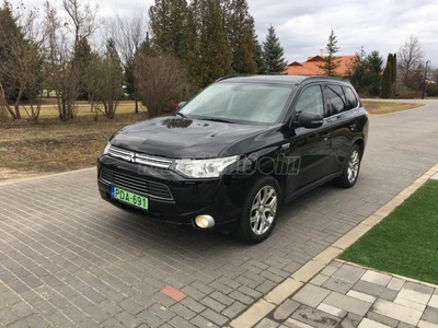 MITSUBISHI OUTLANDER 2.0 PHEV Instyle Navi 4WD CVT