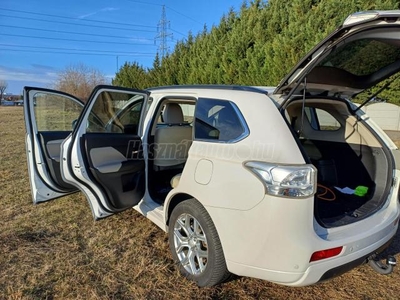 MITSUBISHI OUTLANDER 2.0 PHEV Instyle Navi 4WD CVT EU6 VAJBŐR RITKASÁG KAMERA VONÓHOROG MEGKÍMÉLT