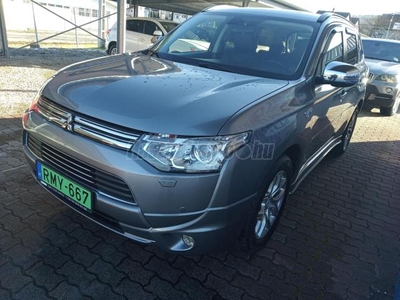 MITSUBISHI OUTLANDER 2.0 PHEV Instyle Navi 4WD CVT Plug-In.vonóhoroggal