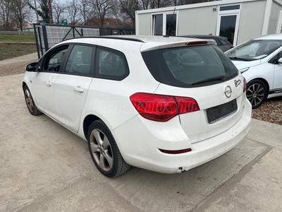 OPEL ASTRA J Sports Tourer 1.6 Enjoy