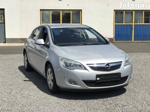 Opel Astra J 1.6 Essentia ++Végigvezetettszköny...