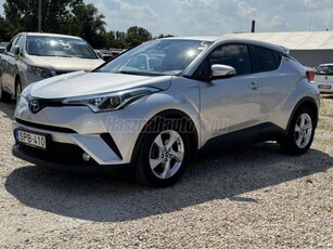 TOYOTA C-HR 1.8 Hybrid Active e-CVT Most hétvégén zárva! Nyitás 23.-án kedden! Navigáció Tolatókamera Friss szerviz