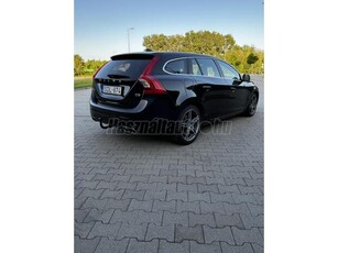 VOLVO V60 2.4 D [D5] Momentum Geartronic