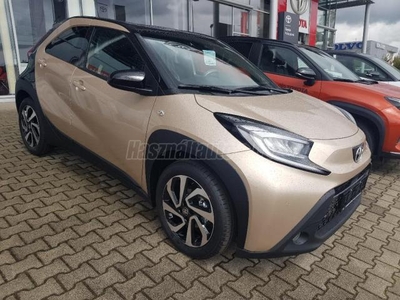 TOYOTA AYGO X 1.0 VVT-i Style Tech Vision JANUÁRIÉRKEZÉSSEL! GYÖMBÉR BÉZS fekete tetővel ! AKÁR 4.9% THM-el