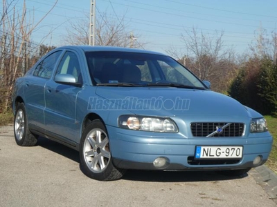 VOLVO S60 2.4 VEZETETT SZERVIZKÖNYV!