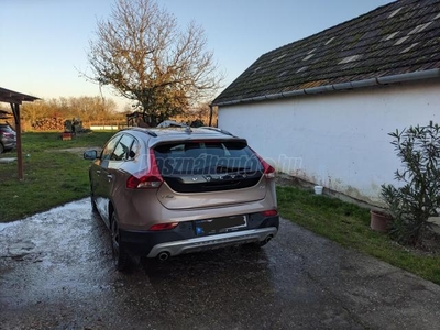 VOLVO V40 2.0 D [D4] R-Design Momentum