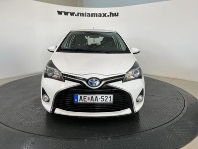 TOYOTA YARIS 1.5 VVT-i Hybrid Comfort e-CVT Kamera sérülésmentes. márkaszervizben szervizelt