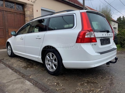 VOLVO V70 2.0 [T5] Momentum Powershift