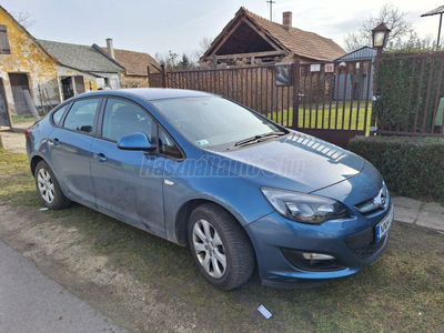 OPEL ASTRA J Sedan 1.6 Cosmo