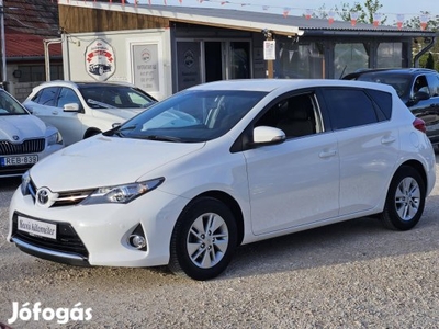 Toyota Auris 1.6 Active Trend+ Szervizkönyv-PDC...