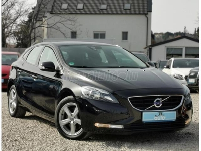 VOLVO V40 1.6 T3 Kinetic GARANTÁLT KM++1.6 BENZIN++ALUFELNI++VONÓHOROG