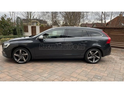 VOLVO V60 2.0 D [D4] R-Design Momentum