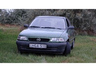 OPEL ASTRA F 1.4 Classic GL + téligumi felnin