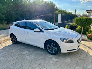 VOLVO V40 2.0 D [D2] Momentum