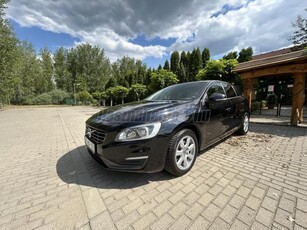 VOLVO V60 2.0 D [D4] Kinetic Geartronic