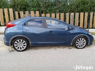 Honda Civic 1.8 extrákkal, kevés kilométerrel, Debrecenben