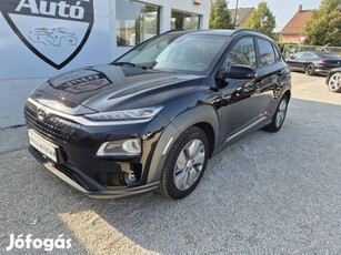 Hyundai Kona EV 64kWh Premium Szervizkönyv / Na...