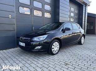 Opel Astra J 1.4 T Enjoy Szervizkönyv / Magyaro...