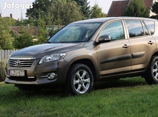 Toyota Rav 4, megkímélt, 2 l-es szívó benzinmotorral új gazdát keres