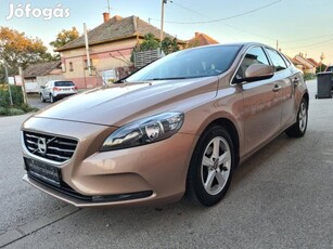 Volvo V40 1.6 D [D2] Momentum Vez.szervkönyv. N...