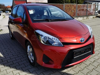 TOYOTA YARIS 1.5 HSD Live (Automata) szervizkönyv