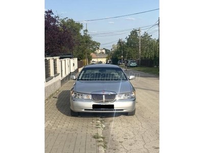 LINCOLN TOWN CAR V8