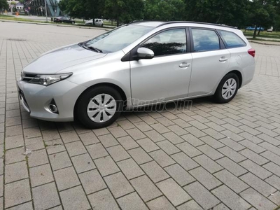 TOYOTA AURIS Touring Sports 1.33 Live Magyarországi. szervízkönyv. egy tulaj