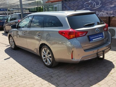 TOYOTA AURIS Touring Sports 1.8 HSD Lounge (Automata) 2. Tulaj. PANORÁMA TETŐ. XENON. NAVIGÁCIÓ. FÉLBŐR BELSŐ