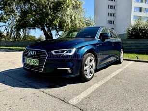 AUDI A3 Sportback 1.4 TFSI Sport S-tronic e-tron Különleges kék szín