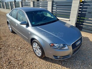 AUDI A4 2.0i Sedan