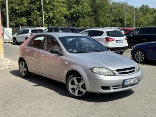 CHEVROLET LACETTI 1.4 16V Star AC MAGYAR 2TUL 16K ÚJSZGUMI HOROG 5AJTÓS SZERVO KLÍMA HIFI ISOFIX SZKÖNYV