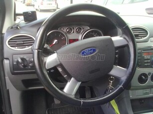 FORD FOCUS 1.6 Fresh KM.GARANCIA+ FORDGARANCIÁK+ALU+ TEMPOMAT+ SZERVIZKÖNYV-VEZETVE+