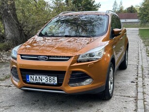 FORD KUGA 2.0 TDCi Titanium Plus nyitható panoráma tető. végig ford szervizes