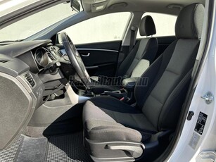 HYUNDAI I30 1.4i Comfort /Klíma-Ülésfűtés-Tolatóradar/ Szervizkönyv+Számlák/ B-212