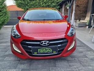 HYUNDAI I30 1.4i Go! Brasil FRISS MŰSZAKI TOLATÓKAMERA ÜLÉSFŰTÉS NAVIGÁCIÓ LED LÁMPÁK TÉLIGUMIKKAL