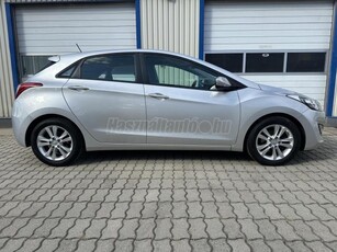 HYUNDAI I30 1.4i Go! Brasil Navigáció-Tolató Kamera-Ülés Fűtés-Digit Klíma-Gyári Felni-Led Menet Fény!