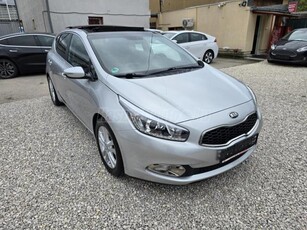 KIA CEE'D 1.4 CVVT FIFA Prémium 87000 KM NYITHATÓ ÜVEGTETŐ ÜLÉSFŰTÉS KORMÁNYFŰTÉS SZKÖNYV TÉLI SZETT