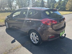 KIA CEE'D 1.6 CRDI Limitált SZERVIZKÖNYV