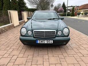 MERCEDES-BENZ E 200 Elegance hibátlan karosszéria. felújított váltó. napfénytető. nyári-téli garnitúra