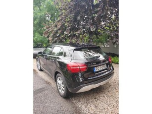 MERCEDES-BENZ GLA 180 Style 7G-DCT