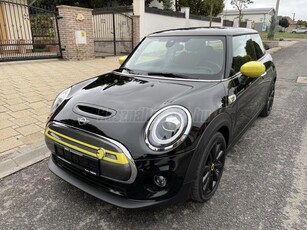 MINI MINI COOPER SE KAMERA! NAVI! ÜLLÉSFŰTÉS! KULCS NÉLKÜLI BEJUTÁS! XENON! FÉLBŐR!