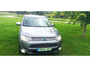 MITSUBISHI OUTLANDER 2.0 PHEV Instyle Navi 4WD CVT