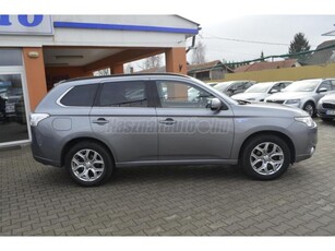 MITSUBISHI OUTLANDER 2.0 PHEV Instyle Navi 4WD CVT VÉGIG VEZETETT SZERVIZKÖNYV !